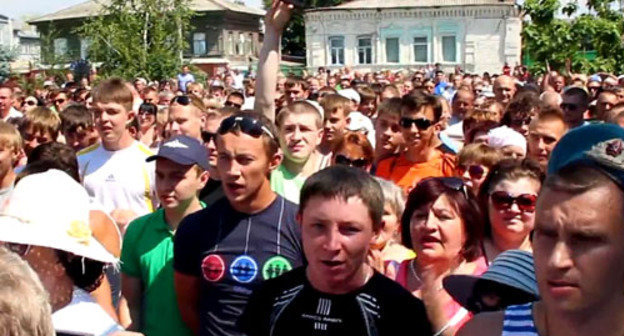 Жители города Пугачева в ходе акции протеста потребовали депортировать выходцев из Северного Кавказа. Саратовская область, 8 июля 2013г. Фото: кадр из видеоролика, опубликованного на YouTube пользователем FreeNews Volga