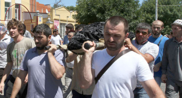 Участники траурного шествия несут тело убитого журналиста Ахмеднаби Ахмеднабиева. Махачкала, 9 июля 2013 г. Фото Руслана Алибекова.