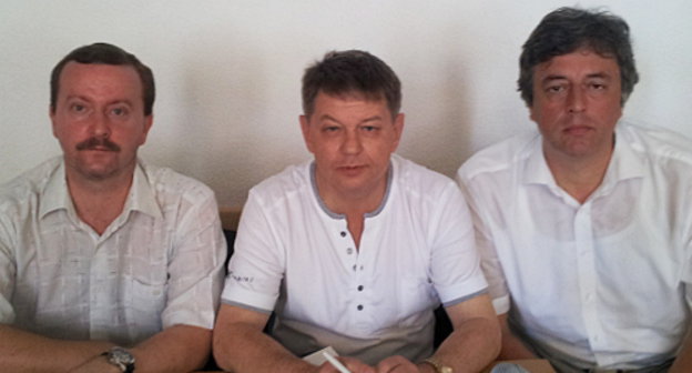 Глава администрации Центрального района Сочи Сергей Павленко (справа) со своими адвокатами в зале заседаний суда Центрального района Сочи. 9 июля 2013 г. Фото Светланы Кравченко для "Кавказского узла"