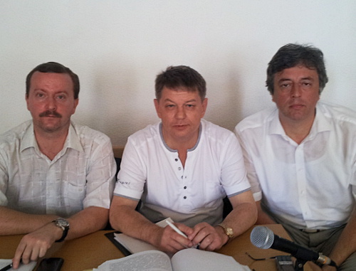 Глава администрации Центрального района Сочи Сергей Павленко (справа) со своими адвокатами в зале заседаний суда Центрального района Сочи. 9 июля 2013 г. Фото Светланы Кравченко для "Кавказского узла" Глава администрации Центрального района Сочи Сергей Павленко (справа) со своими адвокатами в зале заседаний суда Центрального района Сочи. 9 июля 2013 г. Фото Светланы Кравченко для "Кавказского узла"