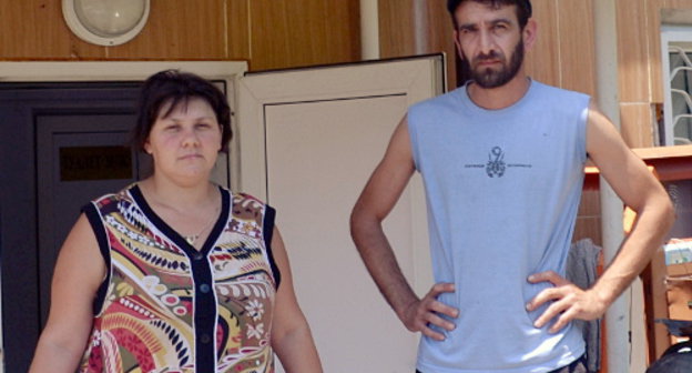 Супруги Людмила и Мардирос Демерчяны у отделения полиции поселка Блиново. Сочи, Адлер, 27 июня 2013 г. Фото Светланы Кравченко для "Кавказского узла"