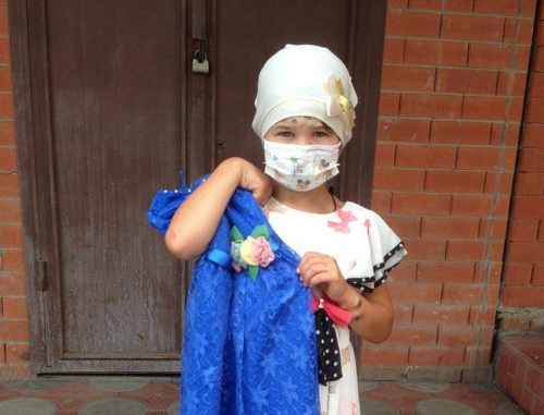 Одна из участниц проекта "Одень ребенка к празднику" с обновками. Ингушетия, 10 июля 2013 г. Фото со страницы благотворительного фонда "Сердца без границ" в Facebook Одна из участниц проекта "Одень ребенка к празднику" с обновками. Ингушетия, 10 июля 2013 г. Фото со страницы благотворительного фонда "Сердца без границ" в Facebook