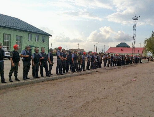 Полиция на площади вокзала в Пугачеве. Саратовская область, 10 июля 2013 г. Фото http://news.sarbc.ru/ Полиция на площади вокзала в Пугачеве. Саратовская область, 10 июля 2013 г. Фото http://news.sarbc.ru/