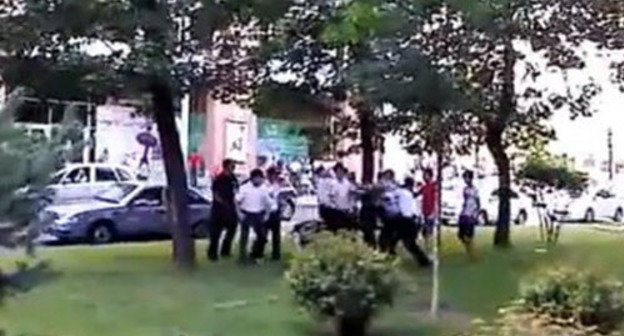 Скриншот видеоролика "Казаки и охрана ТРЦ "Галерея" избивают двух парней". Фото: www.youtube.com