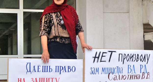Патимат Пираева, мать Магомеда Пираева во время пикета против нарушения прав подследственных. Махачкала, 24 июля 2013 г. Фото Аиды Магомедовой для "Кавказского узла"