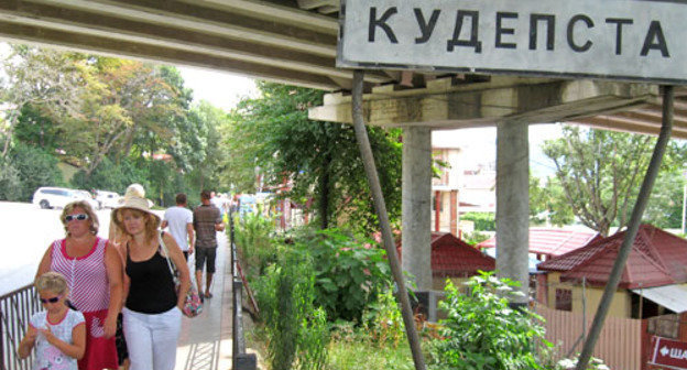 Туристы на улице Дарвина в Кудепсте, Адлерский район. Сочи, июль 2013 г. Фото Вячеслава Ященко для "Кавказского узла"