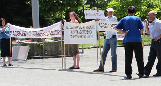 Северная Осетия, Владикавказ, 6 июля 2013 г. Пикет против деятельности "Электроцинка". Фото Эммы Марзоевой для "Кавказского узла"