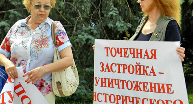 Пикет против строительства гостиницы на месте "зеленой зоны". Волгоград, 8 августа 2013 г. Фото Татьяны Филимоновой для "Кавказского узла"