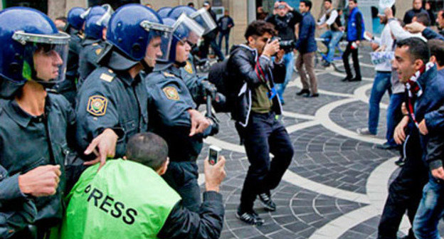 Журналисты во время акции протеста сторонников оппозиции. Баку, 17 ноября 2013 г. Фото Азиза Каримова для "Кавказского узла"
