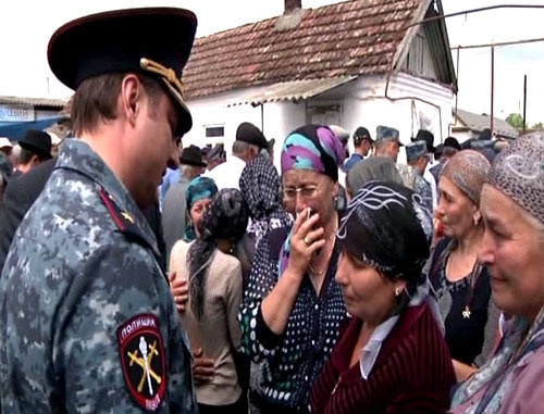 Во время похорон сержанта полиции Арсена Шампарова в его родном селении Зарагиж. КБР, 7 августа 2013 г. Фото http://nac.gov.ru/ Во время похорон сержанта полиции Арсена Шампарова в его родном селении Зарагиж. КБР, 7 августа 2013 г. Фото http://nac.gov.ru/
