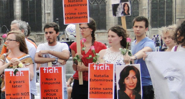 Париж, площадь Игоря Стравинского, 15 июля 2013 г., акция памяти Натальи Эстемировой. Фото предоставлено «Международной федерацией за права человека» FIDH
