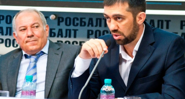 Выступление Руслана Курбанова на пресс-конференции на тему задержания российских граждан в Азербайджане. Слева - председатель Федеральной лезгинской национально-культурной автономии (ФЛНКА) Ариф Керимов. Москва, пресс-центр "Росбалт", 15 августа 2013 г. Фото: http://flnka.ru 