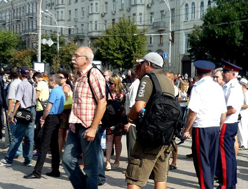 Митинг против коррупции и этнопреступности. Ростов-на-Дону, 18 августа 2013 г. Фото Олеси Диановой для "Кавказского узла" Митинг против коррупции и этнопреступности. Ростов-на-Дону, 18 августа 2013 г. Фото Олеси Диановой для "Кавказского узла"