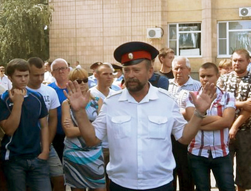 Стихийный митинг жителей станицы Вешенской возле администрации Шолоховского района в Ростовской области. 13 августа 2013 г. Фото пресс-центра Шолоховского РК КПРФ, http://kprf.ucoz.com Стихийный митинг жителей станицы Вешенской возле администрации Шолоховского района в Ростовской области. 13 августа 2013 г. Фото пресс-центра Шолоховского РК КПРФ, http://kprf.ucoz.com
