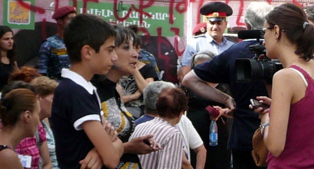 Жители домов 3,5 и 7 на проспекте Комитаса, выступающие против постройки многоэтажного здания во дворе, беседуют с журналистами. Ереван, 21 августа 2013 г. Фото Армине Мартиросян для "Кавказского узла"