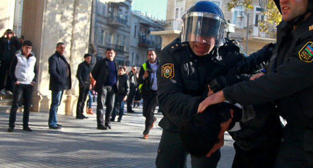 Азербайджан, Баку, 10 декабря 2012 г. Полиция разгоняет акцию протеста оппозиции. Фото Азиза Каримова для "Кавказского узла"