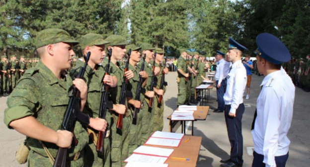 Принятие присяги новобранцами. Ростовская область, Зерноград, в/ч № 20926. Июль 2013 г. Фото: http://zernograd.prihod.ru/
