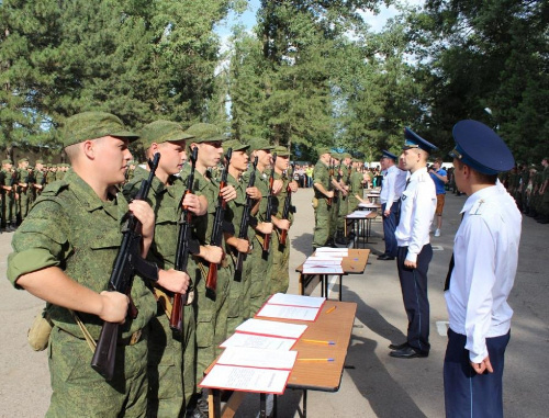 Принятие присяги новобранцами. Ростовская область, Зерноград, в/ч № 20926. Июль 2013 г. Фото: http://zernograd.prihod.ru/