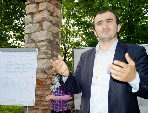 Ахмед Парагульгов на семинаре-тренинге "Школа лидеров" в Мужичах. Ингушетия, Сунженский район, май 2013 г. Фото: http://magas.su Ахмед Парагульгов на семинаре-тренинге "Школа лидеров" в Мужичах. Ингушетия, Сунженский район, май 2013 г. Фото: http://magas.su