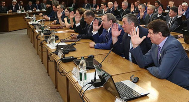 Депутаты парламента Ингушетии голосуют на выборах главы республики. Магас, 8 сентября 2013 г. Фото: http://www.ingushetia.ru