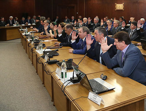 Депутаты парламента Ингушетии голосуют на выборах главы республики. Магас, 8 сентября 2013 г. Фото: http://www.ingushetia.ru Депутаты парламента Ингушетии голосуют на выборах главы республики. Магас, 8 сентября 2013 г. Фото: http://www.ingushetia.ru