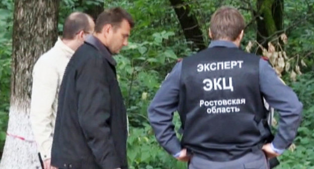 Следственная группа на месте перестрелки с бандой, совершавшей нападения на полицейских. Ростовская область, город Аксай, 8 сентября 2013 г. Кадр из видеосъемки пресс-службы ГУ МВД России по Ростовской области
