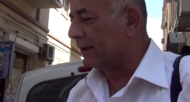 Адвокат Рамиз Мамедов у здания Бакинского суда по тяжким преступлениям после заседания по делу Гилала Мамедова. 11 сентября 2013 г. Кадр из видео-репортажа канала Obyektiv Tv 