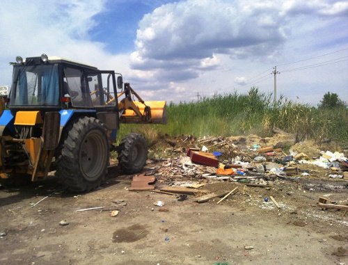 Несанкционированная свалка в Старопромысловском районе Грозного. 2013 г. Фото: пресс-служба префектуры Старопромысловского района, http://staroprom-prefekt.ru Несанкционированная свалка в Старопромысловском районе Грозного. 2013 г. Фото: пресс-служба префектуры Старопромысловского района, http://staroprom-prefekt.ru