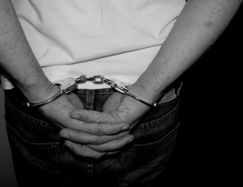 Руки, скованные наручниками. Фото: 
.v1ctor Casale., http://www.flickr.com/photos/v1ctor
