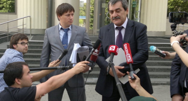 Адвокаты подсудимых по делу об убийстве Анны Политковской и журналисты у здания Мосгорсуда после судебного заседания 4 июня 2013 г. Фото "Кавказского узла"