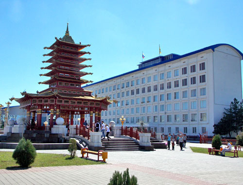 Площадь Ленина, Элиста, Калмыкия. Фото: Rartat, http://en.wikipedia.org/ Площадь Ленина, Элиста, Калмыкия. Фото: Rartat, http://en.wikipedia.org/