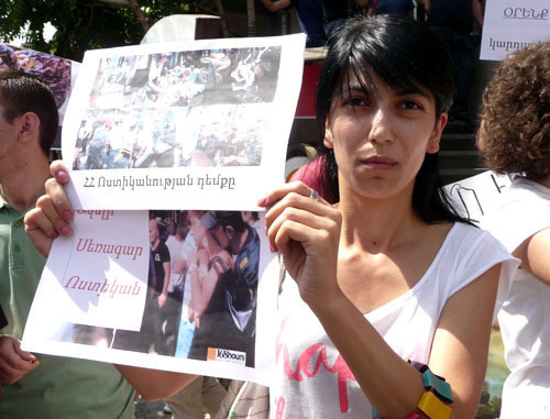 Мариам Саркисян, участница митинга против полицейского произвола, держит плакат с надписью "Лицо полицейского". Ереван, 27 августа 2013 г. Фото Армине Мартиросян для "Кавказского узла" Мариам Саркисян, участница митинга против полицейского произвола, держит плакат с надписью "Лицо полицейского". Ереван, 27 августа 2013 г. Фото Армине Мартиросян для "Кавказского узла"