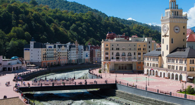Гостиницы курорта "Роза Хутор". Сочи, Адлерский район, сентябрь 2013 г. Фото: ГК "Олимпстрой", http://sc-os.ru/ru/press/foto/#sport_objects/glk_rosa_khutor