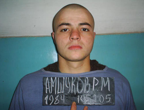 Руслан Амшуков в СИЗО. Нальчик, 2005 г. Фото: http://echo.msk.ru/pda/blog/kevorkova/766174-echo Руслан Амшуков в СИЗО. Нальчик, 2005 г. Фото: http://echo.msk.ru/pda/blog/kevorkova/766174-echo