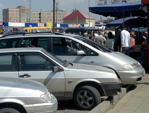 Автомобили у Центрального рынка в Грозном, Чечня, август 2013 г. Фото "Кавказского узла" Автомобили у Центрального рынка в Грозном, Чечня, август 2013 г. Фото "Кавказского узла"