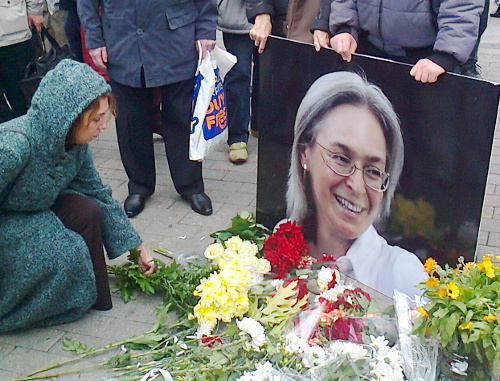 Акция памяти Анны Политковвской в Новопушкинском сквере Москвы 7 октября 2012 года. Фото Семена Чарного для "Кавказского узла" Акция памяти Анны Политковвской в Новопушкинском сквере Москвы 7 октября 2012 года. Фото Семена Чарного для "Кавказского узла"