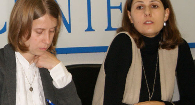 Варвара Пахоменко (слева) и Екатерина Сокирянская во время презентации доклада "Северный Кавказ: Сложности интеграции (III): государственное управление, выборы, верховенство права". Москва, 7 октября 2013 г. Фото Натальи Крайновой для "Кавказского узла"