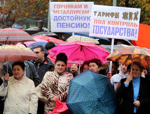 Профсоюзы Северной Осетии провели митинг с требованием повышения заработной платы трудящимся. Владикавказ, 7 октября 2013 г. Фото Эммы Марзоевой для "Кавказского узла" Профсоюзы Северной Осетии провели митинг с требованием повышения заработной платы трудящимся. Владикавказ, 7 октября 2013 г. Фото Эммы Марзоевой для "Кавказского узла"