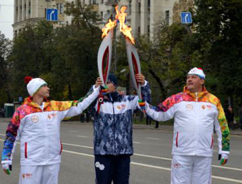Эстафета Олимпийского огоня в Москве. Октябрь 2013 г. Фото: RFE/RL Эстафета Олимпийского огоня в Москве. Октябрь 2013 г. Фото: RFE/RL