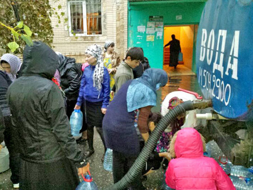 Жители Хасавюрта набирают воду из цистерны с питьевой водой. Дагестан, 7 октября 2013 г. Фото: Пресс-служба ГУ МЧС по Дагестану Жители Хасавюрта набирают воду из цистерны с питьевой водой. Дагестан, 7 октября 2013 г. Фото: Пресс-служба ГУ МЧС по Дагестану