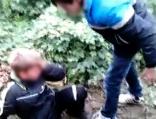 Кадр из видеоролика, размещенного на Youtube, на котором запечатлено избиение подростка сверстниками. Кадр из видеоролика, размещенного на Youtube, на котором запечатлено избиение подростка сверстниками.