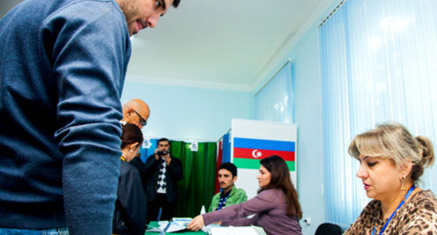 Президентские выборы в Азербайджане. На снимке: на одном из избирательных участков Баку. 9 октября 2013 г. Фото Азиза Каримова для "Кавказского узла"