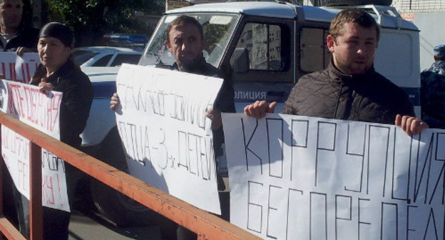 Участники пикета против пыток. КЧР, Черкесск, 11 октября 2013 г. Фото Эльбруса Джанкезова 