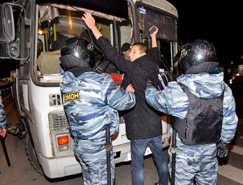 Задержание участников акции националистов "Наш ответ Курбан-байраму" у метро "Пражская". Москва, 15 октября 2013 г. Фото: yopolisnews, http://echo.msk.ru/ Задержание участников акции националистов "Наш ответ Курбан-байраму" у метро "Пражская". Москва, 15 октября 2013 г. Фото: yopolisnews, http://echo.msk.ru/