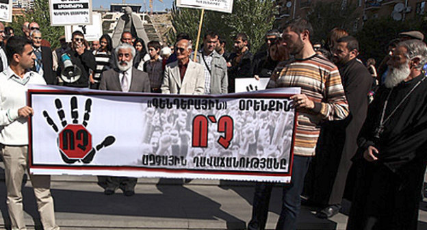 Участники шествия против "гендерного" закона. Ереван, 16 октября 2013 г. Фото: © PanARMENIAN Photo / 
Hrant Khachatryan