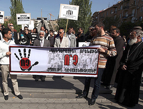 Участники шествия против "гендерного" закона. Ереван, 16 октября 2013 г. Фото: © PanARMENIAN Photo /
Hrant Khachatryan Участники шествия против "гендерного" закона. Ереван, 16 октября 2013 г. Фото: © PanARMENIAN Photo /
Hrant Khachatryan