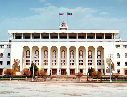 Дом правительства республики Дагестан. Фото: АбуУбайда, http://commons.wikimedia.org/ Дом правительства республики Дагестан. Фото: АбуУбайда, http://commons.wikimedia.org/