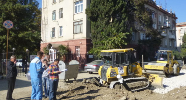 Сочи, 1 ноября 2013 г. Прокладка дороги-дублера на месте зеленой зоны у дома 47 по улице Чайковского. Фото Светданы Кравченко для "Кавказского узла"