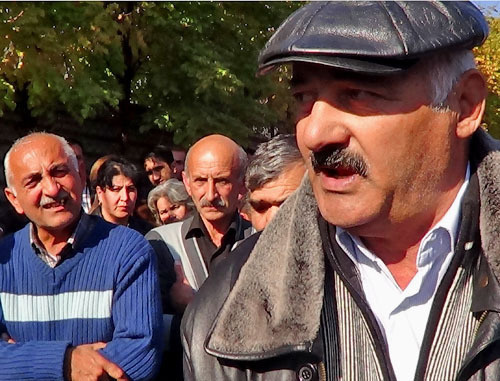 Перед зданием Шекинского суда по тяжким преступлениям собрались родственники обвиняемых в беспорядках в Исмаиллы 23-24 января. Шеки, 4 ноября 2013 г. Фото Парваны Байрамовой для "Кавказского узла" Перед зданием Шекинского суда по тяжким преступлениям собрались родственники обвиняемых в беспорядках в Исмаиллы 23-24 января. Шеки, 4 ноября 2013 г. Фото Парваны Байрамовой для "Кавказского узла"
