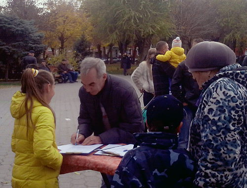 Сбор подписей в поддержку законодательной инициативы о придании Астраханской области статуса приграничного региона во время "Русского марша" в Астрахани 4 ноября 2013 г. Фото Елены Гребенюк для "Кавказкого узла" Сбор подписей в поддержку законодательной инициативы о придании Астраханской области статуса приграничного региона во время "Русского марша" в Астрахани 4 ноября 2013 г. Фото Елены Гребенюк для "Кавказкого узла"